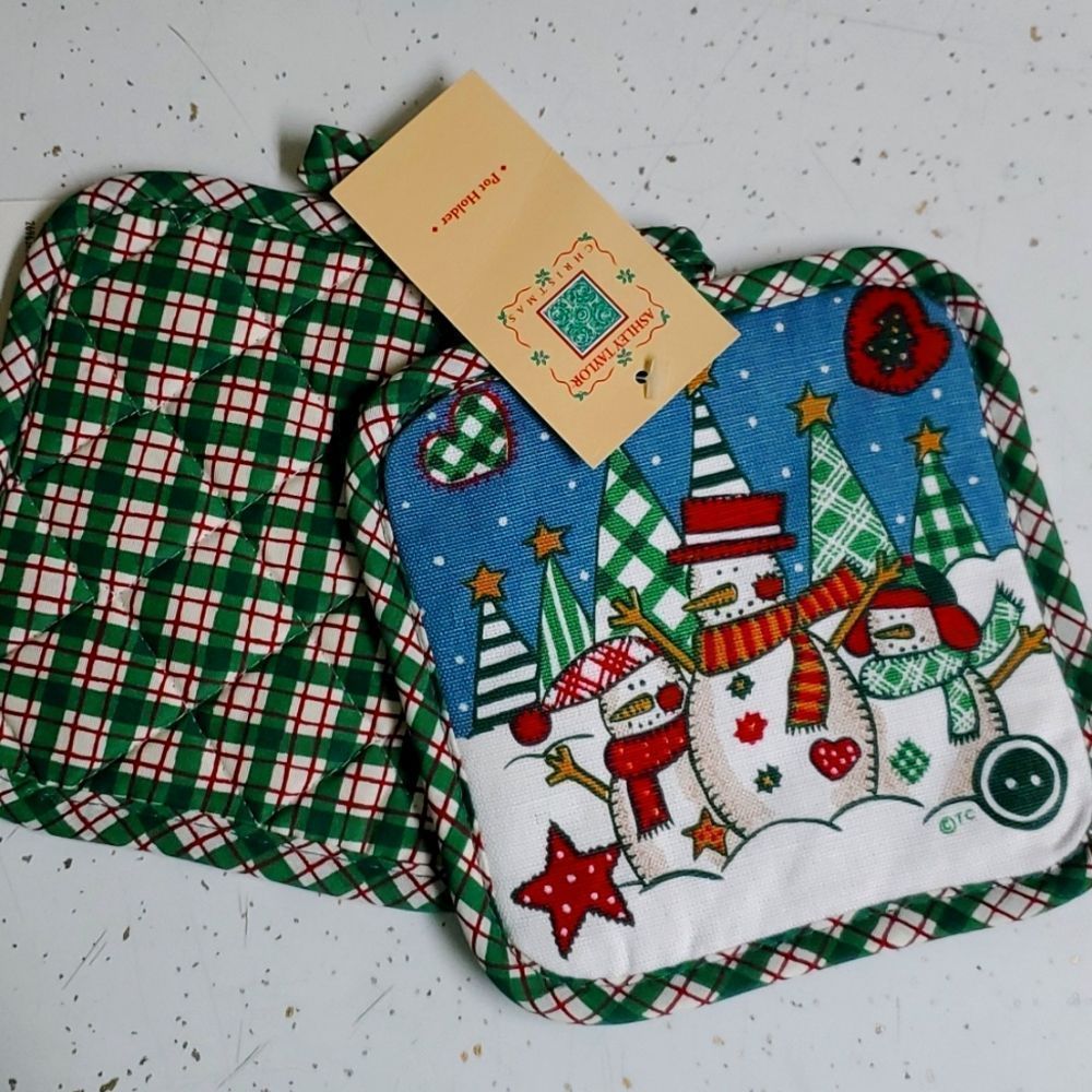 CUTE GIFT!!!  NEW Set 2 potholders Christmas snowman winter scene plaid